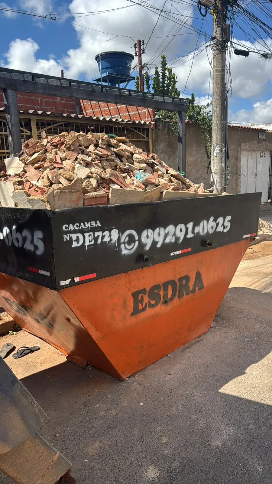 Caçamba cheia de entulho de obra