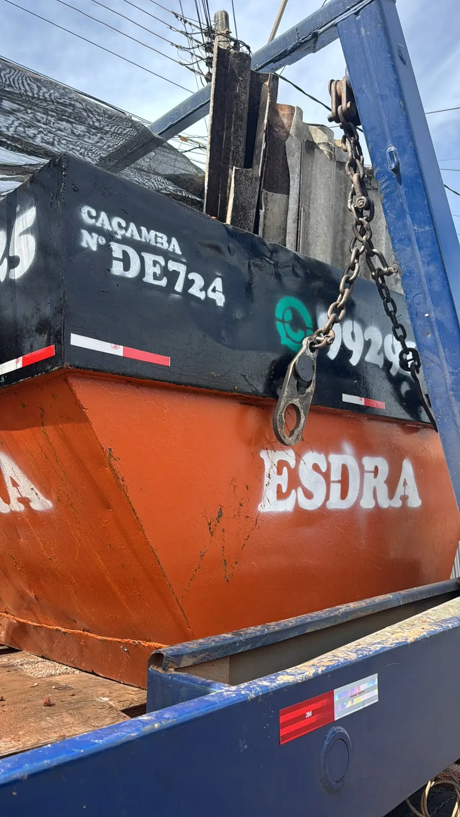 Caçamba laranja e preta com a marca ESDRA