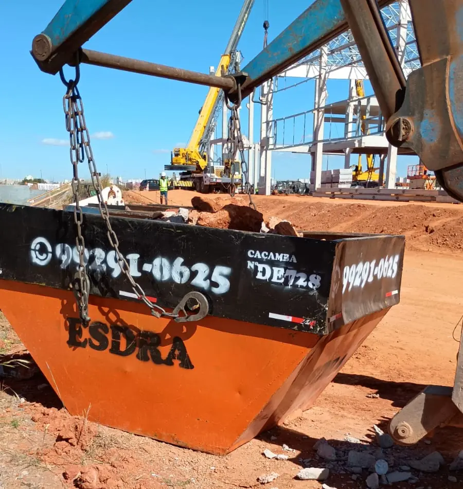 Caçamba da Entulho Esdra em operação em canteiro de obras em Brasília